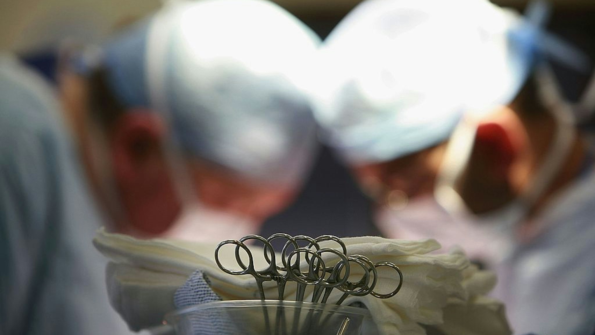 BIRMINGHAM, UNITED KINGDOM - JUNE 14: Surgeons at The Queen Elizabeth Hospital Birmingham conduct an operation on June 14, 2006, Birmingham, England. Senior managers of the NHS have said that the organisation needs to become more open in the future. (Photo by Christopher Furlong/Getty Images)