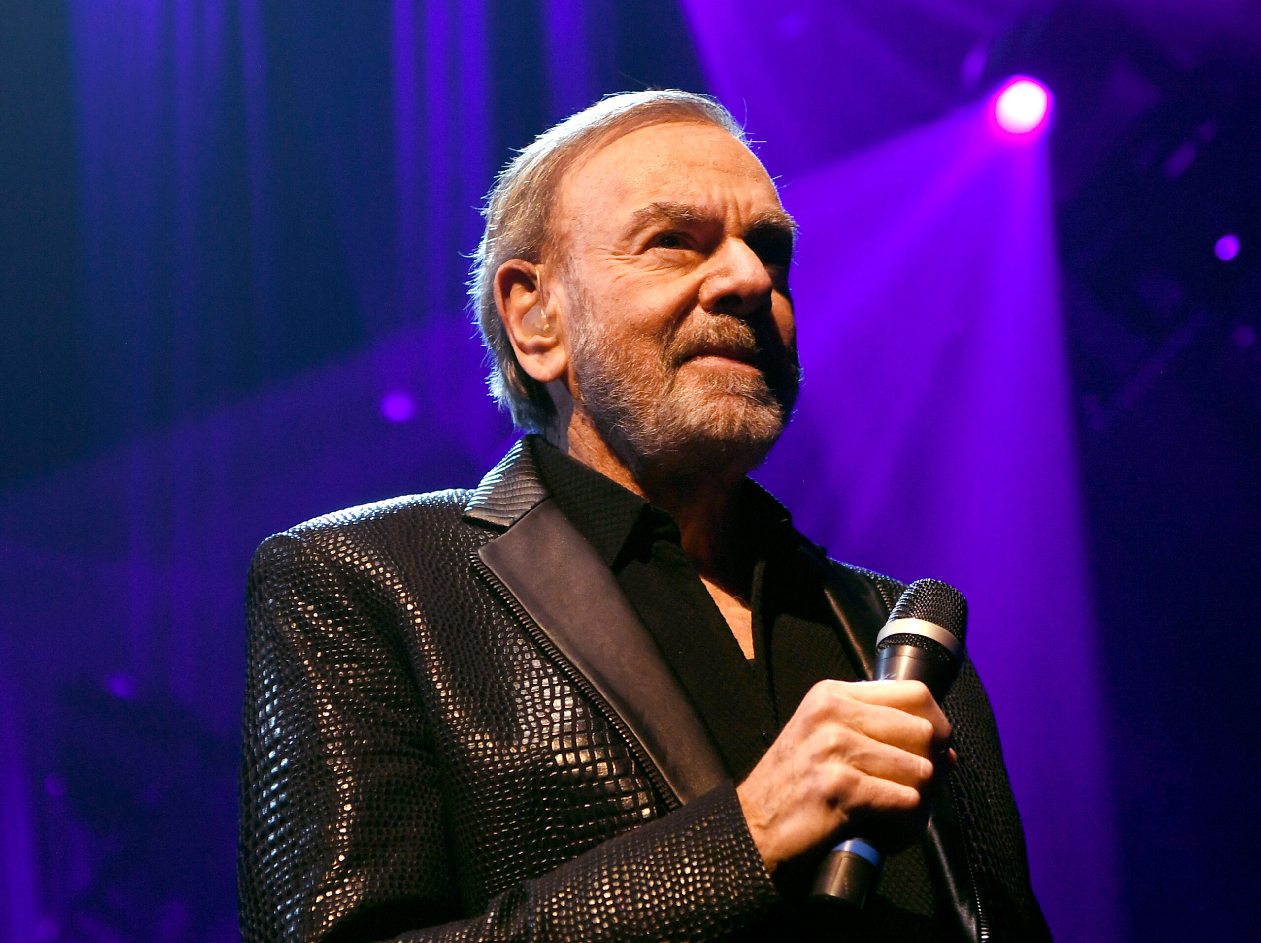 Neil Diamond On Accepting His Parkinson’s Diagnosis: ‘Can’t Really Fight This Thing’