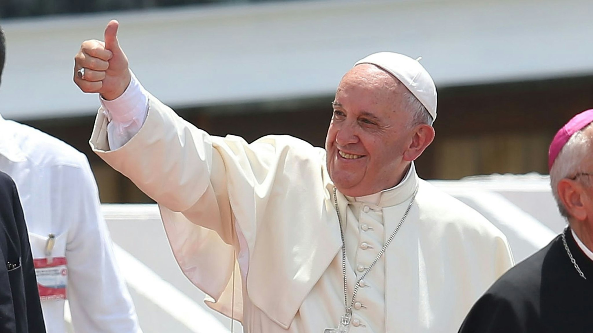 Pope Francis (C) gives the thumbs up at faithful at the end of an open mass celebrated at Calixto Garcia Square in Holguin, eastern Cuba, on September 21, 2015. Holguin, a cradle of Catholic faith on the island and also the home region of communist leaders Fidel and Raul Castro, is the only stop on the pope's eight-day, six-city tour of Cuba and the United States that has never received a papal visit.