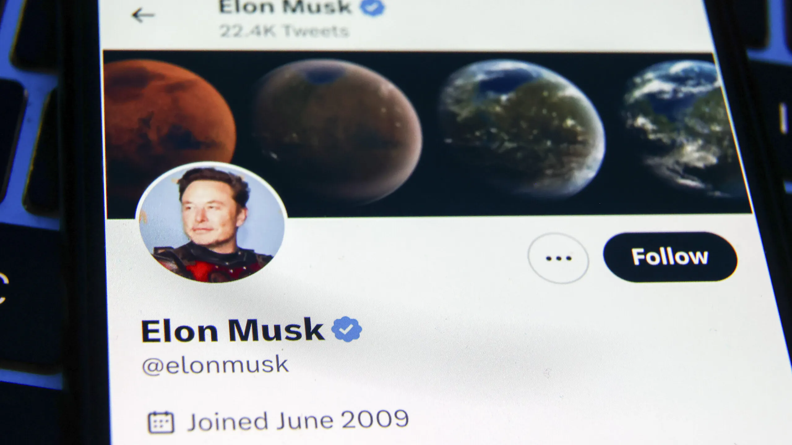 Elon Musk Reveals He’s ‘Personally’ Paying For 3 Celebs To Keep Their Blue Checks On Twitter