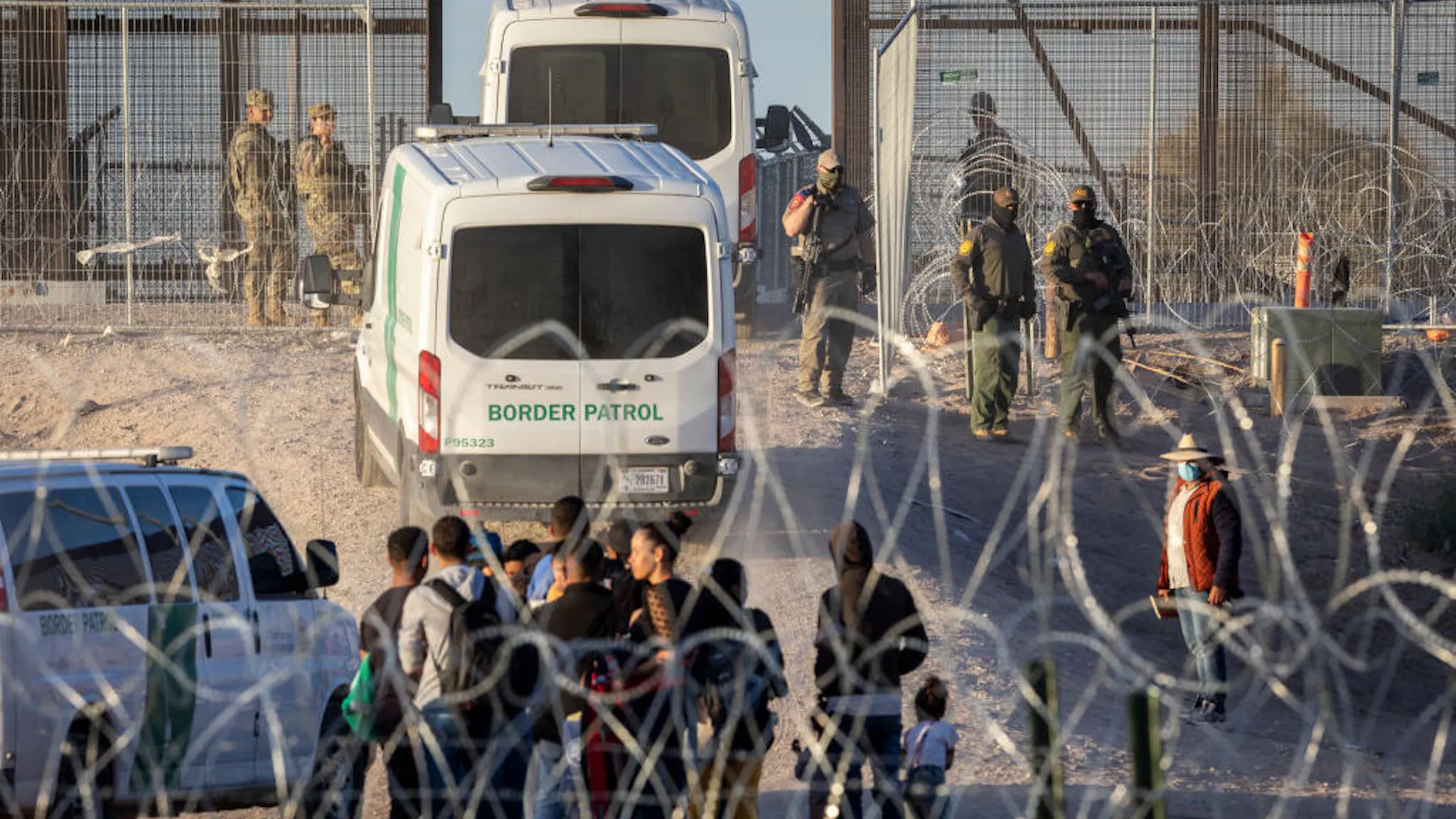 Patrulla Fronteriza EL PASO, TEXAS - 09 DE MAYO: UN EE. UU. Los vehículos de la Patrulla Fronteriza se llevan a grupos de inmigrantes vulnerables, incluidos menores no acompañados que habían cruzado desde México el 9 de mayo de 2023 en El Paso, Texas. Se espera un aumento de inmigrantes con el fin de la política del Título 42 de la era Covid del gobierno de los Estados Unidos, que durante los últimos tres años ha permitido la rápida expulsión de los migrantes irregulares que entran en el país. (Foto de John Moore/Getty Images)