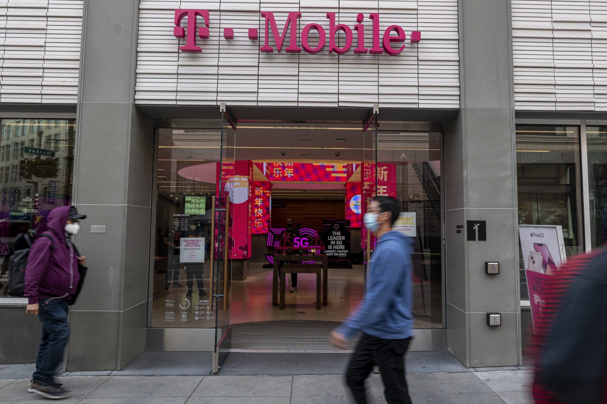 T-Mobile shuts down main store in SF due to decreased foot traffic.