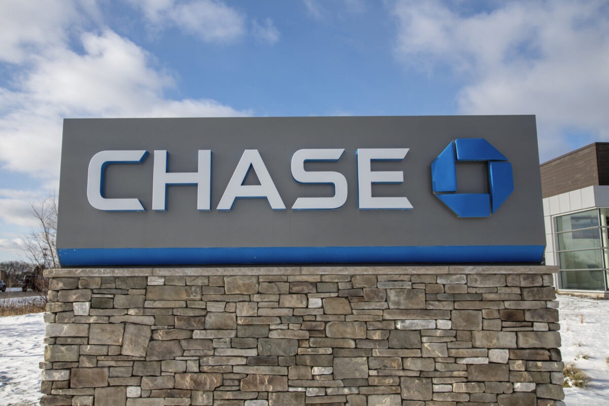 Hedge fund manager to challenge JPMorgan Chase shareholders over de-banking of conservative and religious groups.