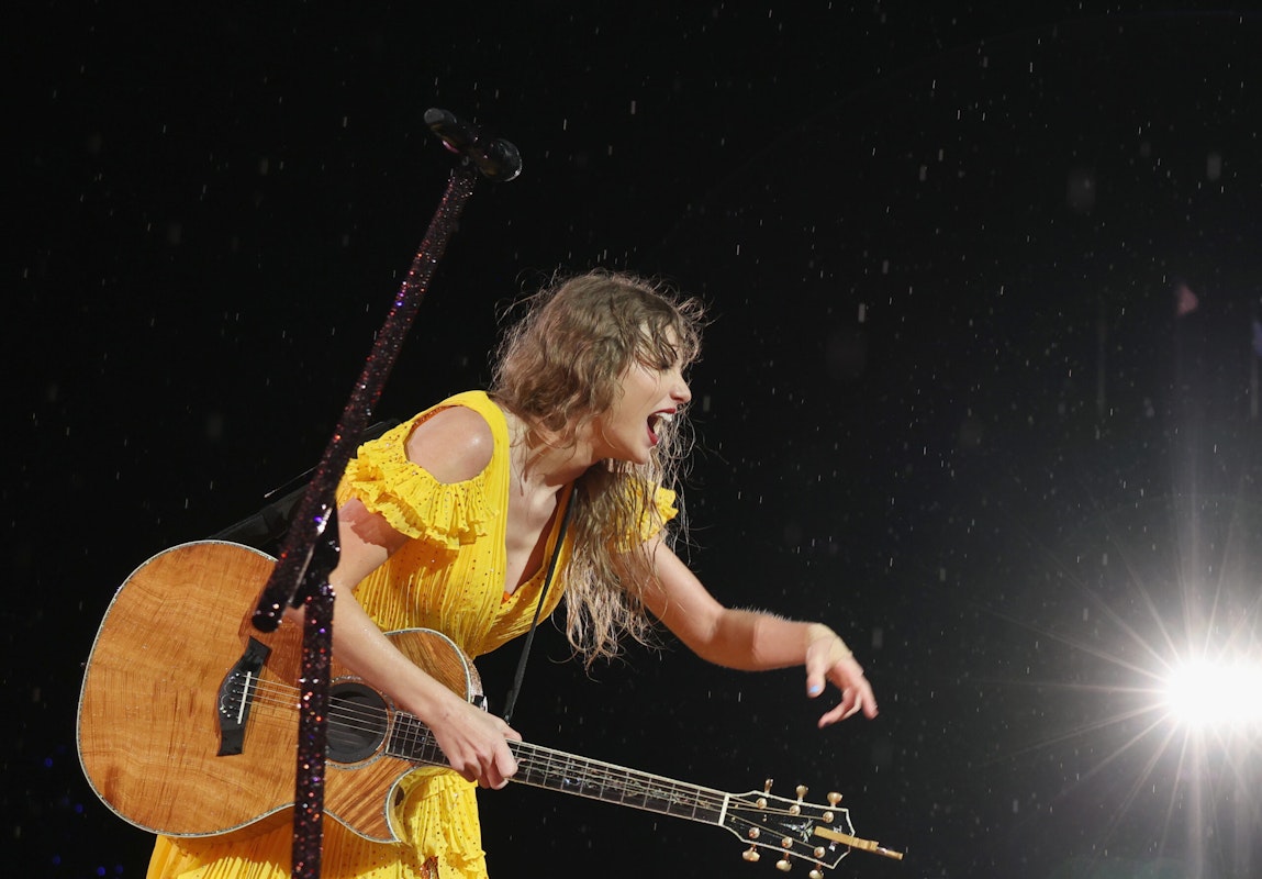 taylor-swift-performs-nashville-concert-in-pouring-rain-after-storm