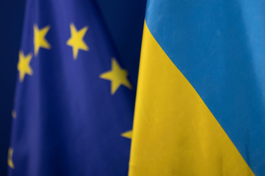 VIDEO: Ukrainian Diplomat Fights Russian Over Flag Theft.