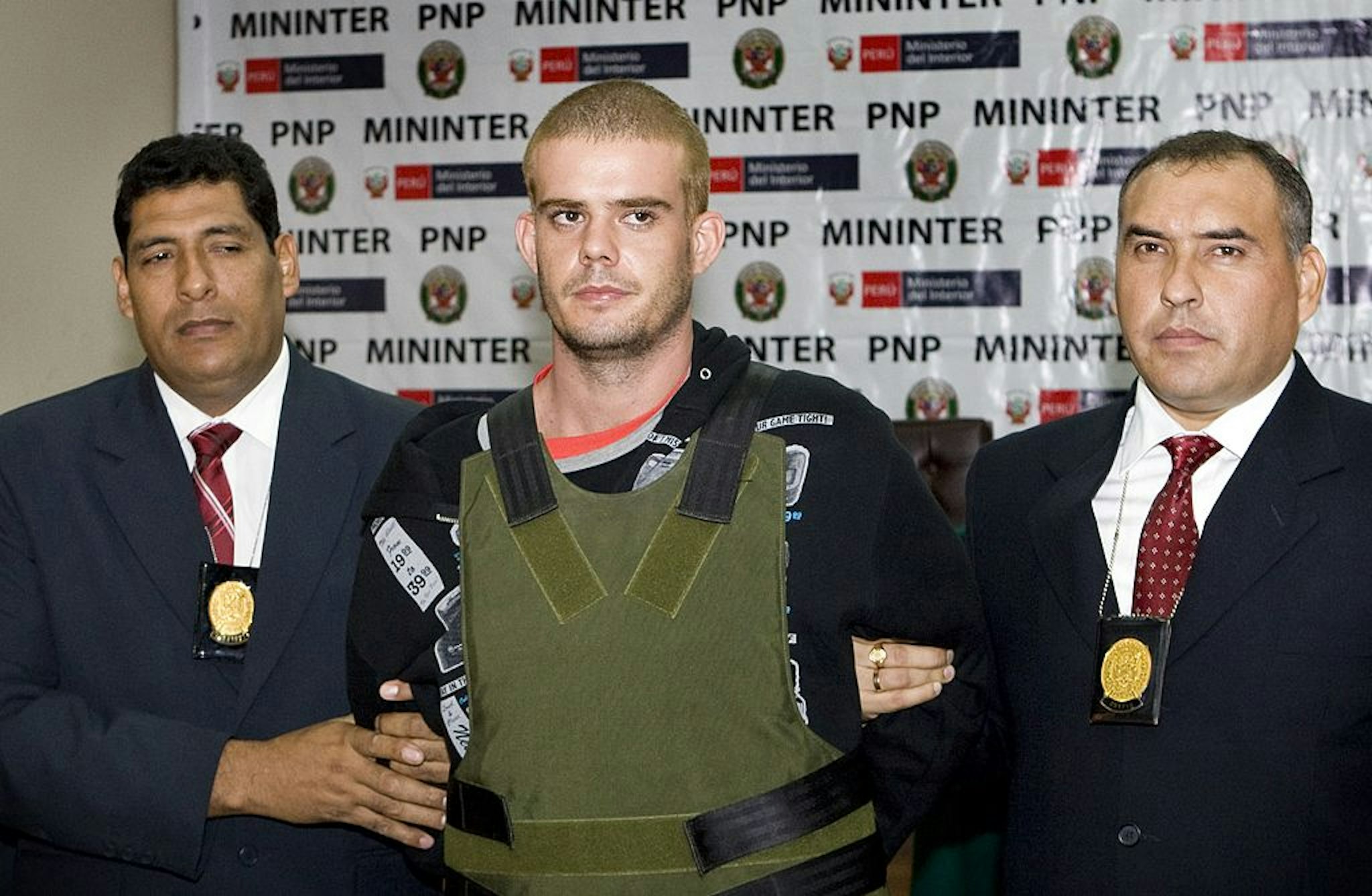 Joran Andreas Petrus van der Sloot (C), is escorted by Peruvian police as he arrives at the DIRINCRI (Criminal Investigation Direction) office in Lima on June 5, 2010.