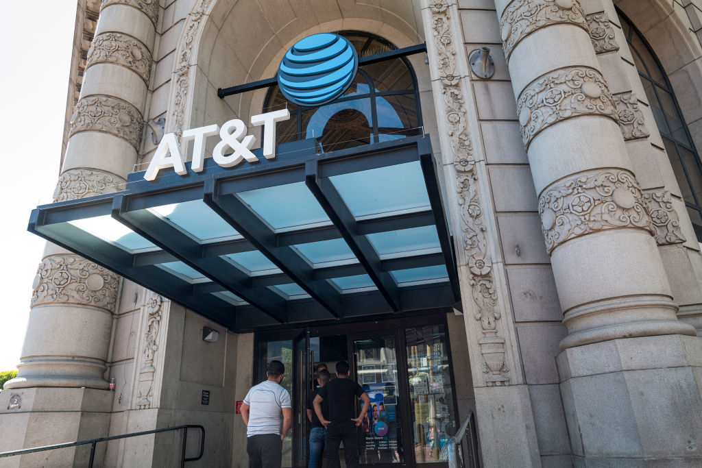 AT&T shuts down flagship store in SF downtown.