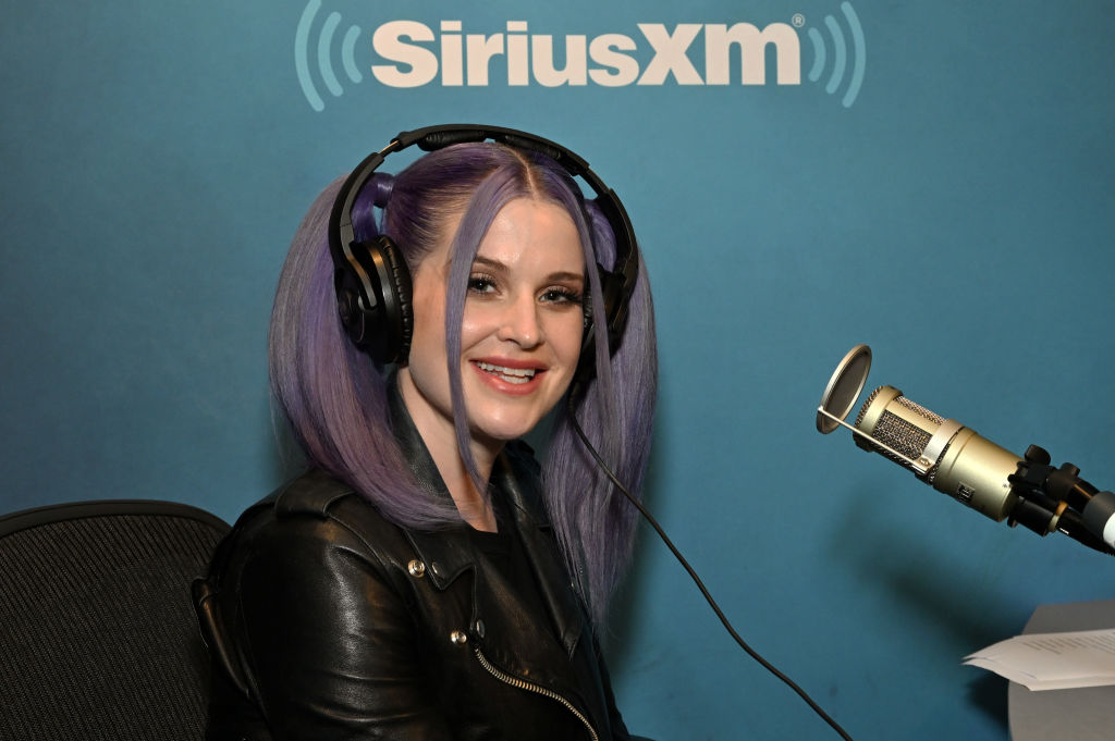 Kelly Osbourne criticizes Prince Harry, saying that everyone faces difficulties in life.