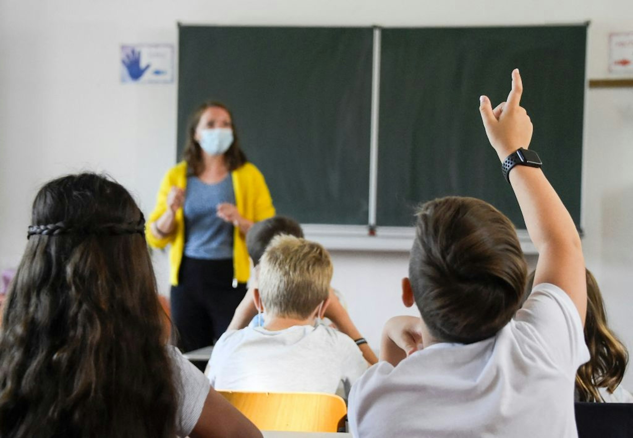 Pupils attend a lesson at their elementary school in Berlin on August 9, 2021, after coming back from summer holidays and amid the coronavirus COVID-19 pandemic.. - Berlin's pupils are to wear face masks during the first two weeks after the summerholidays in order to prevent the spreading of the coronavirus. (Photo by Tobias SCHWARZ / AFP) (Photo by TOBIAS SCHWARZ/AFP via Getty Images)