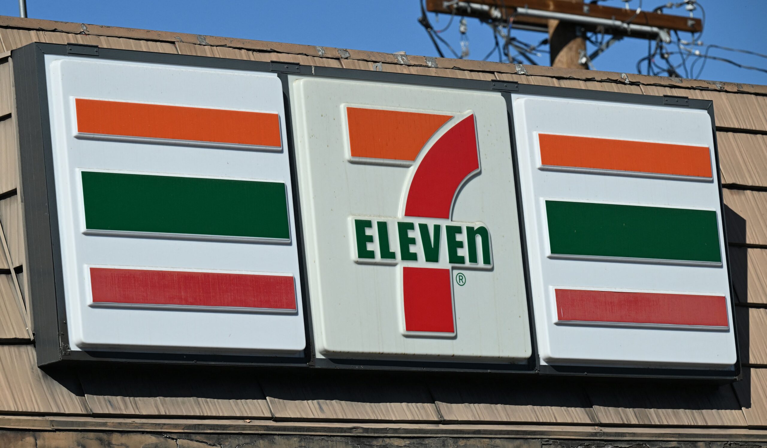 Two 7-Eleven workers probed for stopping armed thief: Report.