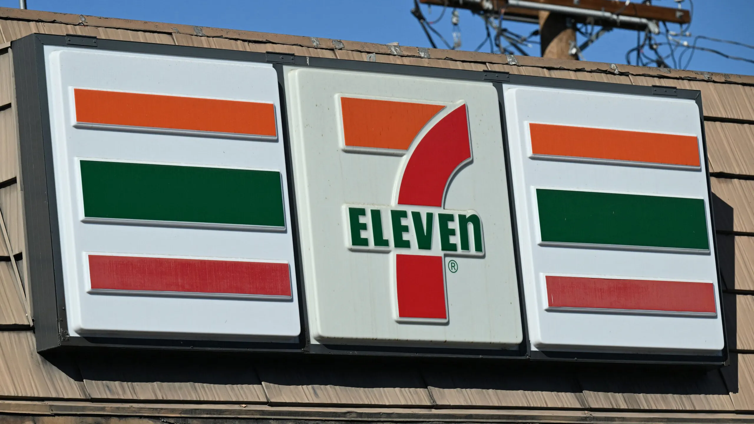 Two 7-Eleven Employees Under Investigation After Thwarting Suspected Gun-Strapped Thief: Report