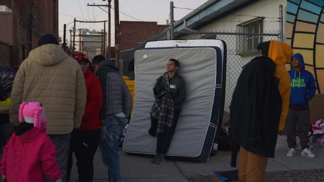 Migrants spend the day on the street as shelters are overcrowded in El Paso, Texas, on December 21, 2022. - The US Supreme Court halted December 19, 2022 the imminent scrapping of a key policy used since Donald Trump's administration to block migrants at the southwest border, amid worries over a surge in undocumented immigrants. An order signed by Chief Justice John Roberts placed an emergency stay on the removal planned for December 21, 2022 of Title 42, which allowed the government to use Covid-19 safety protocols to summarily block the entry of millions of migrants.