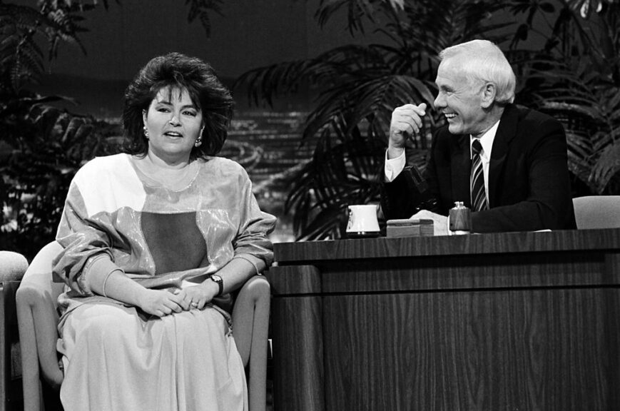 THE TONIGHT SHOW STARRING JOHNNY CARSON -- Pictured: (l-r) Actress/comedian Roseanne Barr, host Johnny Carson on January 23, 1987 -- (Photo by: Ron Tom/NBCU Photo Bank/NBCUniversal via Getty Images via Getty Images)