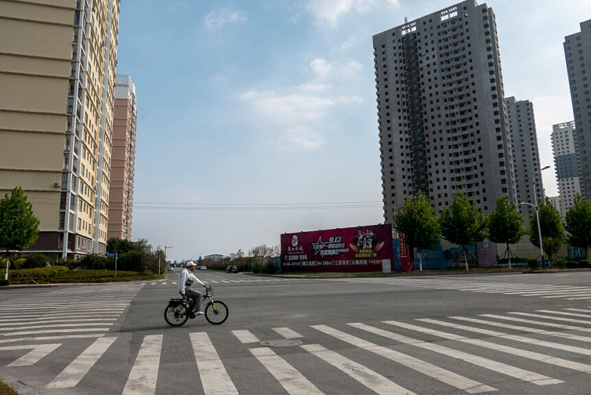 DANDONG, LIAONING PROVINCE, CHINA - 2016/10/11: Vacant streets, shops and residential buildings in Guomen Bay. Since the China and North Korea agreed to build a new Yalu River bridge at Guomen Bay in 2009, a large sum of funds have been invested in this area, hoping to develop a prosperous new city. However, the bridge's construction came to halt after 2014, Guomen Bay area seems to be a ghost city now. (Photo by Zhang Peng/LightRocket via Getty Images)