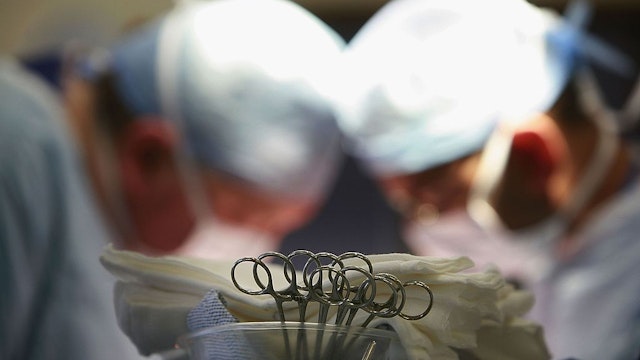 BIRMINGHAM, UNITED KINGDOM - JUNE 14: Surgeons at The Queen Elizabeth Hospital Birmingham conduct an operation on June 14, 2006, Birmingham, England. Senior managers of the NHS have said that the organisation needs to become more open in the future. (Photo by Christopher Furlong/Getty Images)
