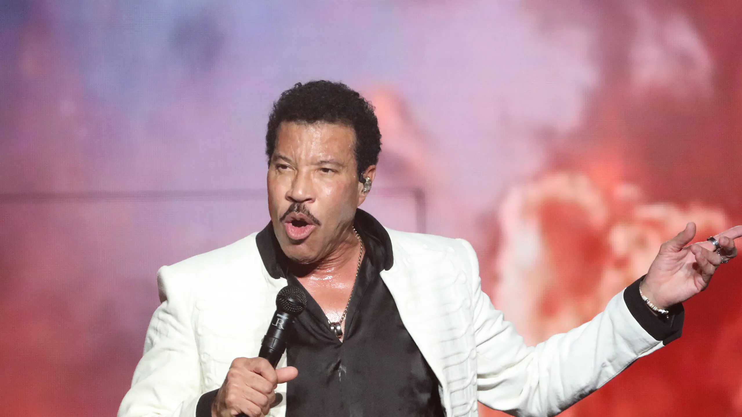 Lionel Richie Fans Furious As He Cancels Concert 1 Hour After Start Time, Blaming ‘Severe Weather’