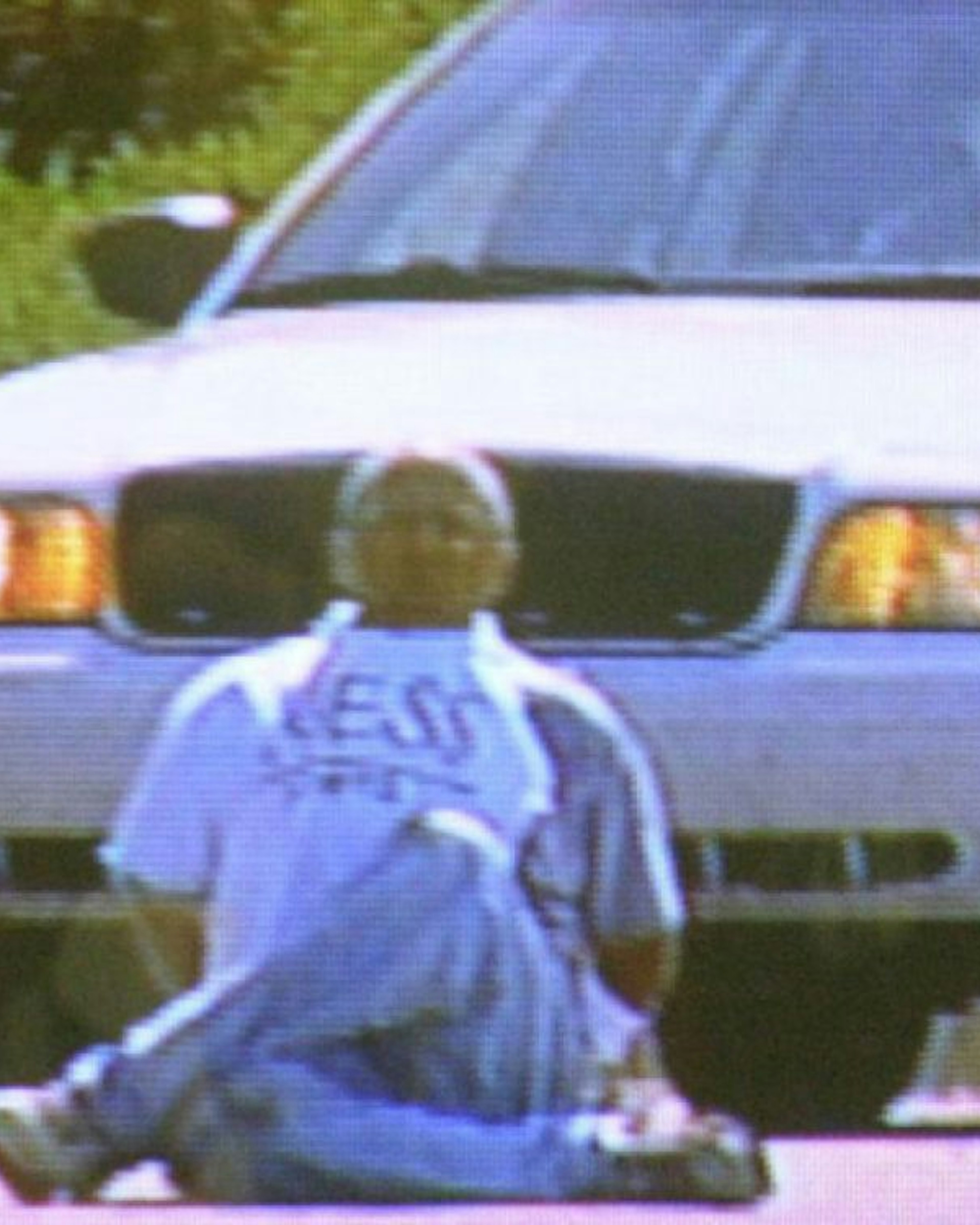 Brian Wells sits surrounded by police cars with the collar bomb locked to his neck.(Supplied: Erie Bureau of Police)