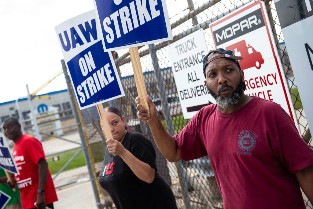 Auto workers’ strike grows as Trump and Biden set to make appearances.