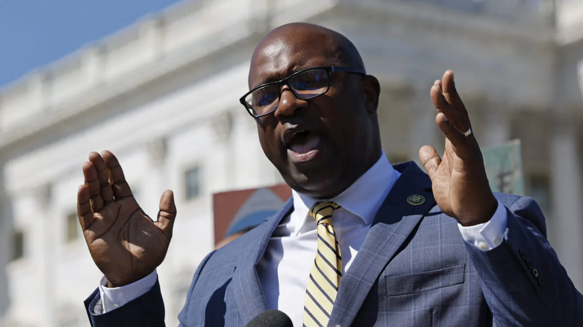 Democrat Rep Reportedly Caught On Camera Pulling House Office Fire Alarm Ahead Of Continuing Resolution Vote