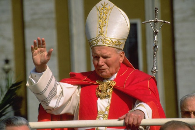 VATICAN CITY, VATICAN - MARCH 27: Pope John Paul II waves to the faithful as he celebrates Palm Sunday Mass in St Peter's Square as part of Easter Celebrations on March 27, 1997 in Vatican City, Vatican. (Photo by Franco Origlia/Getty Images)