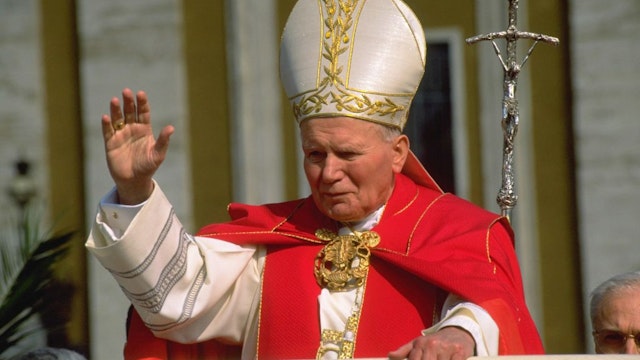 VATICAN CITY, VATICAN - MARCH 27: Pope John Paul II waves to the faithful as he celebrates Palm Sunday Mass in St Peter's Square as part of Easter Celebrations on March 27, 1997 in Vatican City, Vatican. (Photo by Franco Origlia/Getty Images)