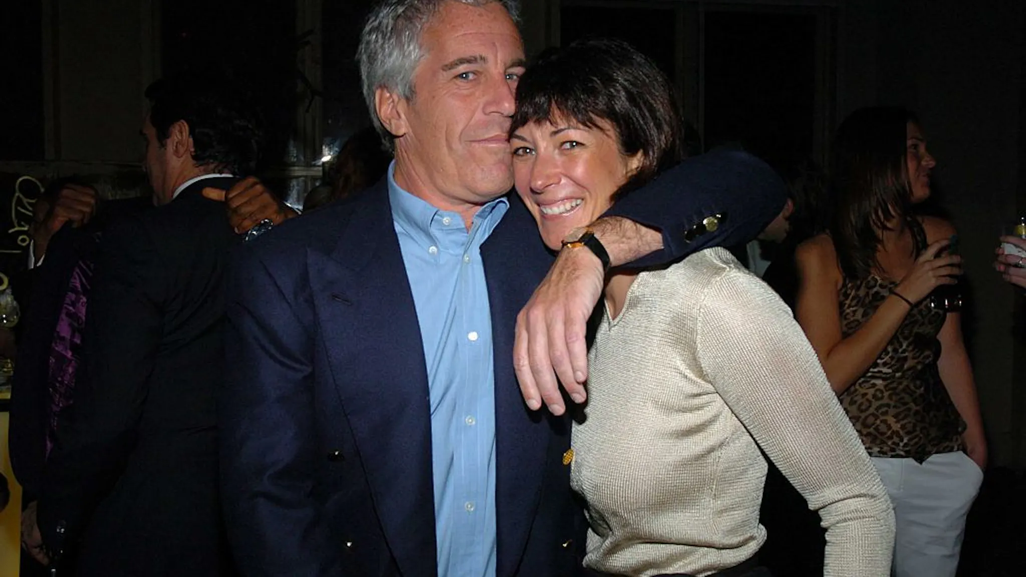 Archivos de Patrick McMullan CIUDAD DE NUEVA YORK, NY - 15 DE MARZO: Jeffrey Epstein y Ghislaine Maxwell asisten a los patrocinadores de Grisogono de la serie de conciertos de Wall Street 2005 que beneficia a Wall Street Rising, con una actuación de Rod Stewart en Cipriani Wall Street el 15 de marzo de 2005 en la ciudad de Nueva York.
