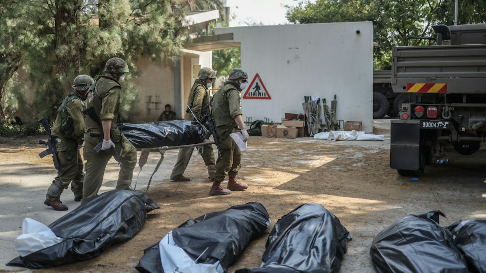 10 October 2023, Israel, Kfar Aza: Israeli forces extracting dead bodies of Israeli residents from a destroyed house as fighting between Israeli troops and Islamist Hamas militants continues. Photo: Ilia Yefimovich/dpa (Photo by Ilia Yefimovich/picture alliance via Getty Images)