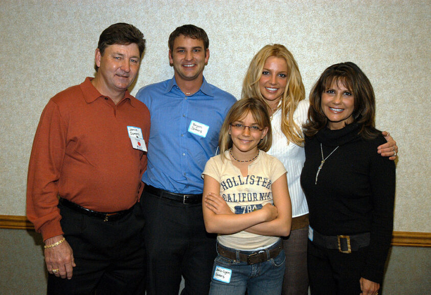(EXCLUSIVE, Premium Rates Apply) Britney Spears's family: Jamie Spears, Bryan Spears, Jamie-Lynn Spears, Britney Spears and Lynne Spears (Photo by Kevin Mazur/WireImage)