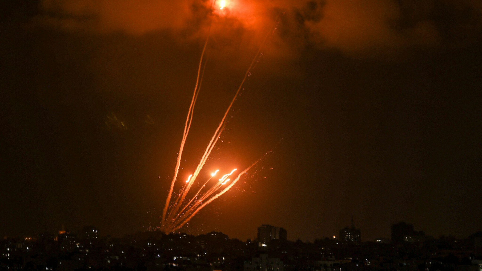TOPSHOT - A salvo of rockets is fired from Gaza City toward Israel, on August 6, 2022. - The Israeli military warned deadly aerial operations against militants in Gaza could last a week, as exchanges of fire were ongoing for a second day in the worst escalation since last year's war. Israel has said it was forced to launch a "pre-emptive" operation against Islamic Jihad, insisting the group was planning an imminent attack following days of tensions along the border with Gaza, a Palestinian enclave.