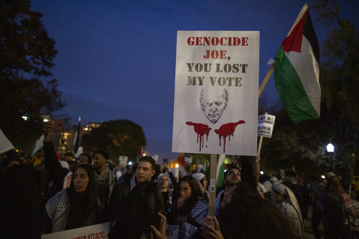 NextImg:Pro-Palestinian Demonstrators Mob White House 