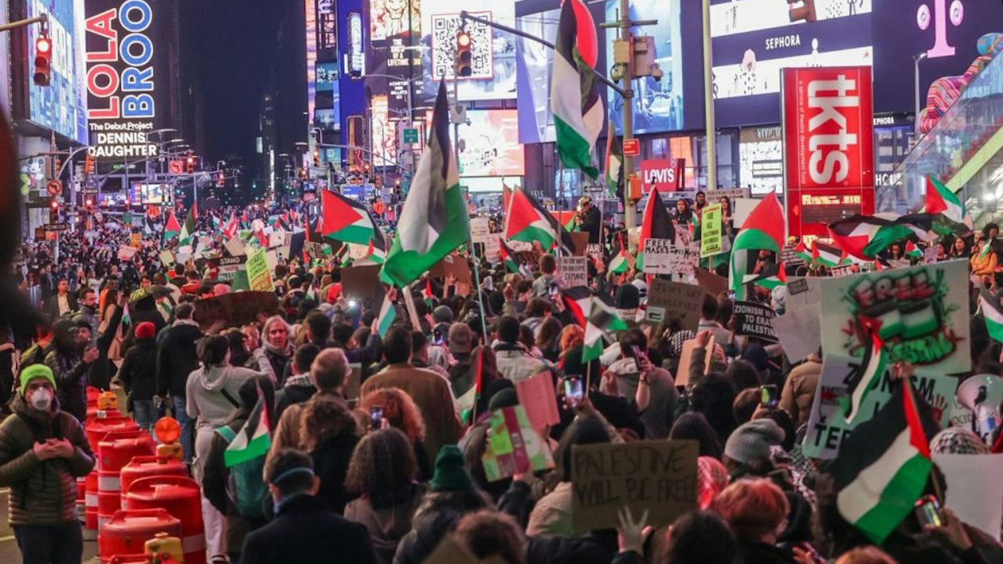 NEW YORK, US - NOVEMBER 10: Thousands of pro-Palestinians demonstrators, part of a 'Flood Manhattan for Gaza' protest, march from Columbus Circle to Grand Central in New York, United States on November 10, 2023. The protestors shut down Grand Central Terminal calling for a for a cease-fire in Gaza during the demonstration.