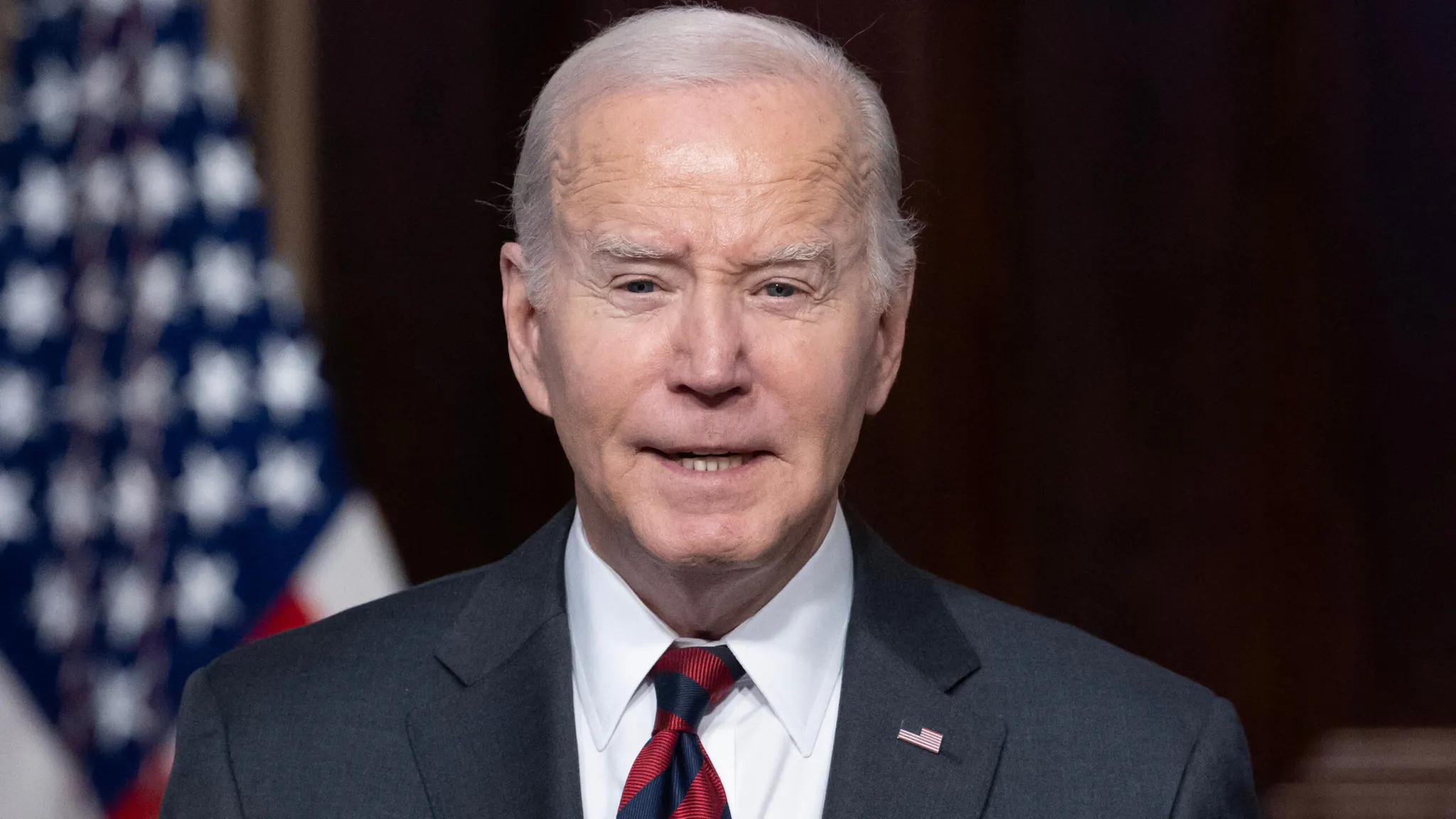 El Presidente Biden Pronuncia Un Comentario Sobre El Fortalecimiento De Las Cadenas De Suministro El presidente de los Estados Unidos, Joe Biden, habla durante un evento en la Sala del Tratado Indio de la Casa Blanca en Washington, DC, EE. UU., el lunes 27 de noviembre de 2023. Los precios del gas más baratos son una buena noticia para Biden, cuya campaña de reelección está promocionando la "Bidenómica" como la respuesta para los consumidores plagados de inflación.