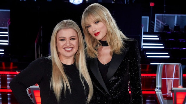THE VOICE -- The Battles, Part 5/The Knockouts Episode 1711 -- Pictured: (l-r) Kelly Clarkson, Taylor Swift --