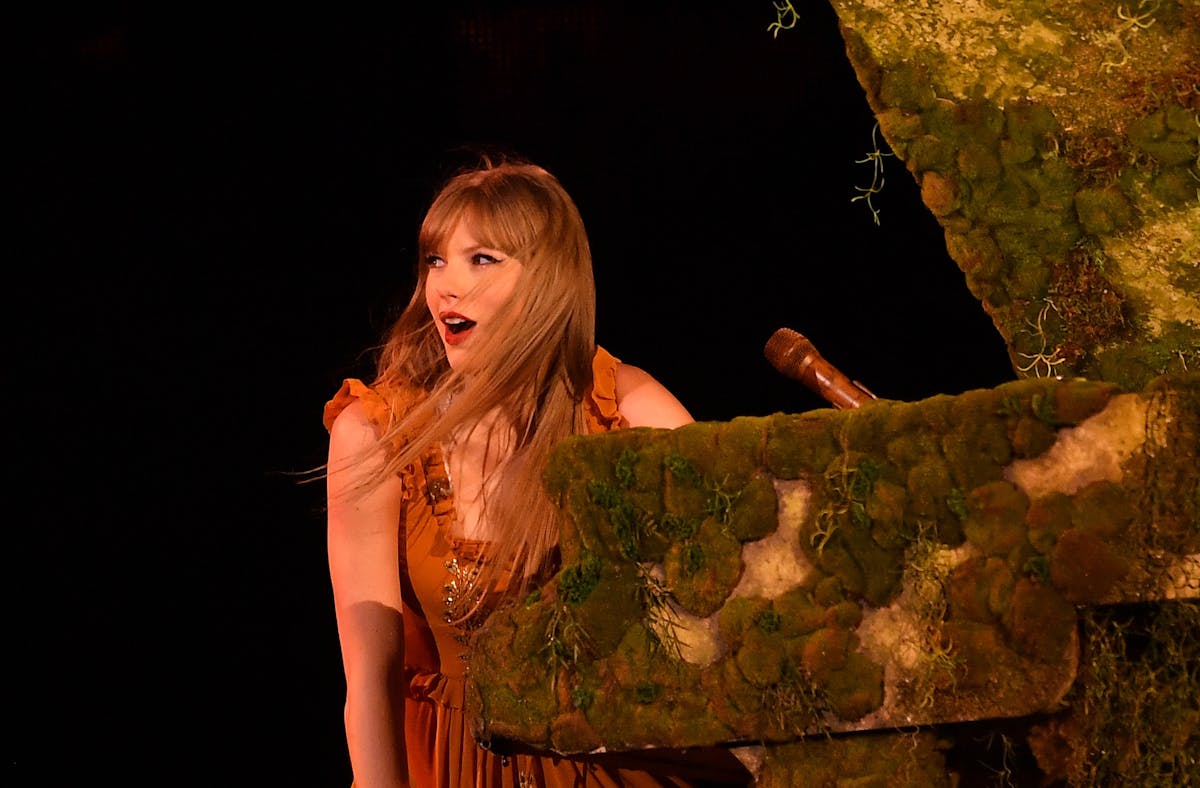 NextImg:Taylor Swift Jokes About Being A Witch After Perfectly Timed Concert Moment