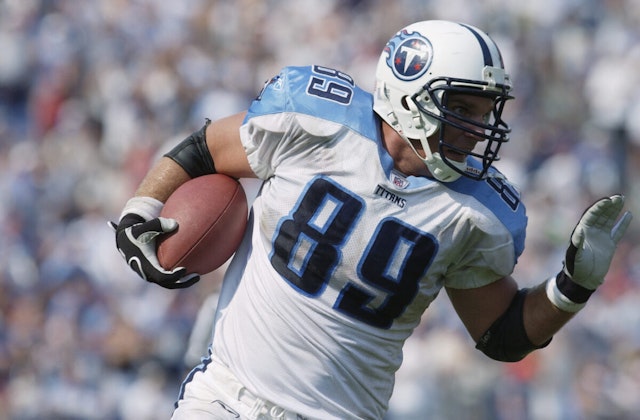 Tight end Frank Wycheck #89 of the Tennessee Titans runs with the ball during the NFL game against the Philadelphia Eagles on September 8, 2002 at the Coliseum in Nashville, Tennessee.