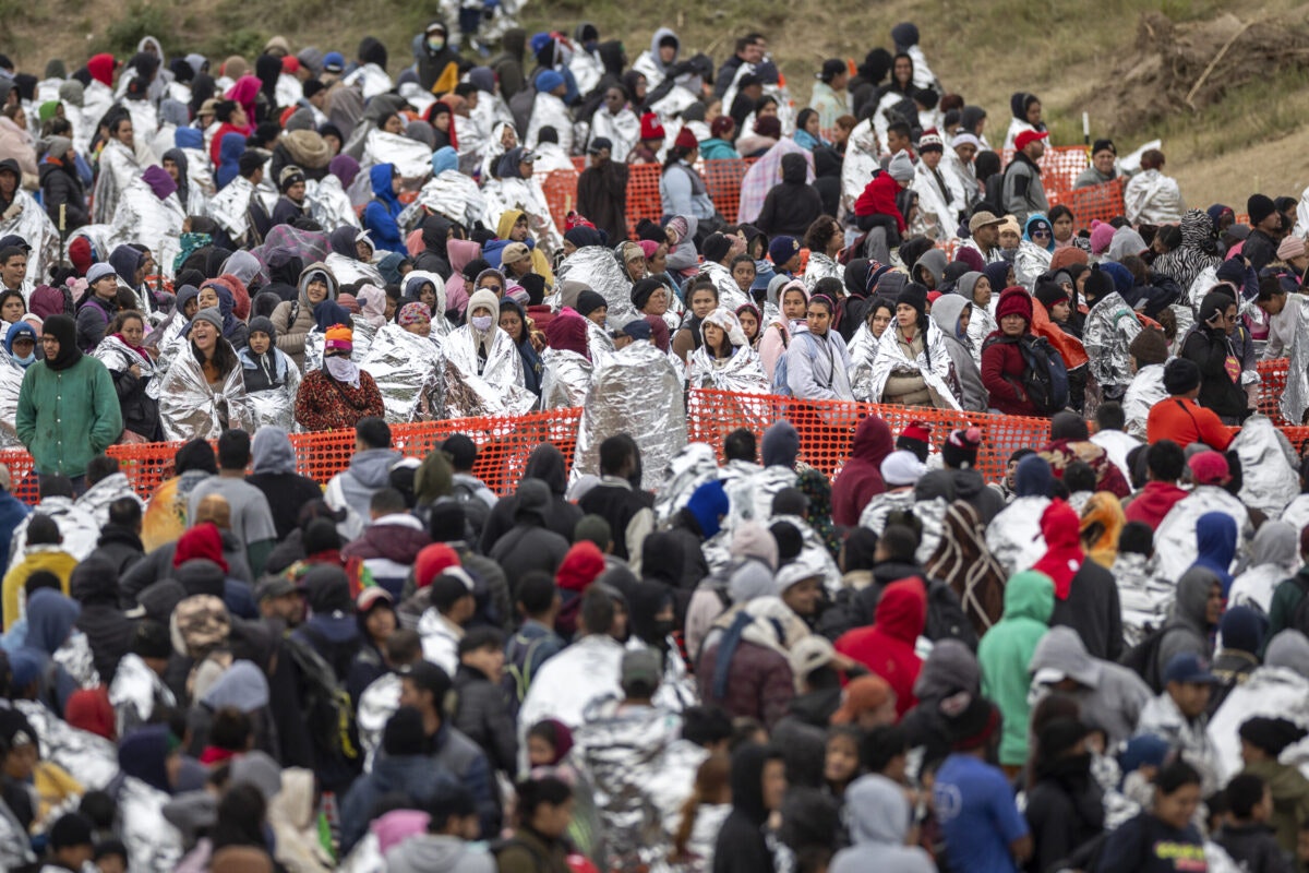 NBC Reporter Stunned By Number Of Illegal Border Crossings Crowds