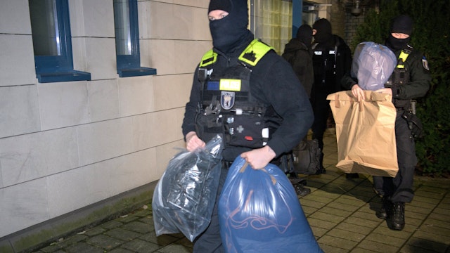 14 December 2023, Berlin: Police officers leave a house with seized evidence. The Federal Public Prosecutor's Office has arrested four suspected members of the Islamist Hamas in Berlin and Rotterdam in the Netherlands.