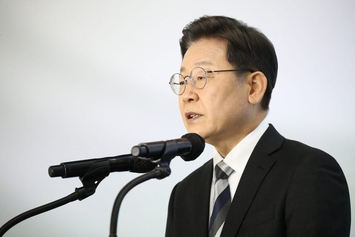 NextImg:South Korean Opposition Leader Stabbed In The Neck 