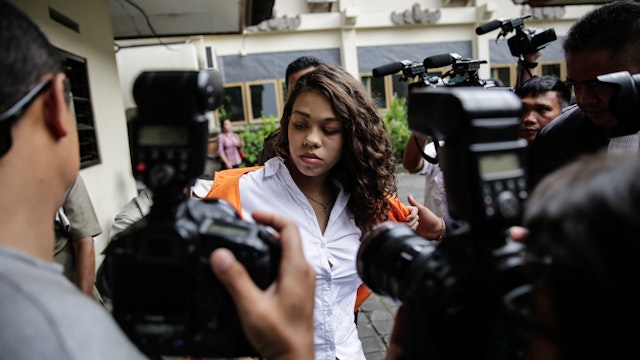 Heather Mack, 19, of the United States, wears a prisoner vest as she is escorted to the courtroom for her verdict hearing on April 21, 2015 in Denpasar, Bali, Indonesia.