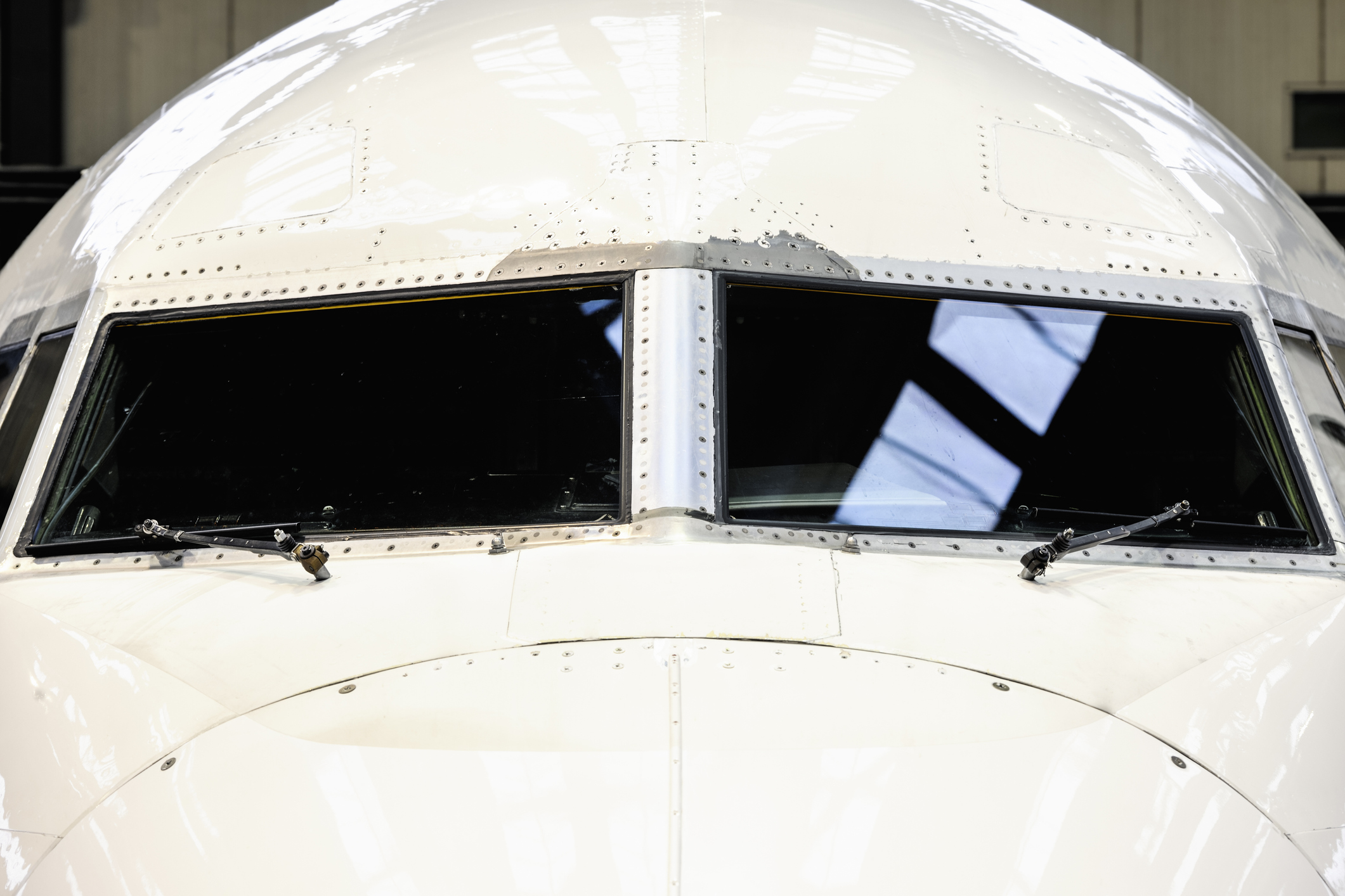 Boeing 737 returns due to cracked cockpit window