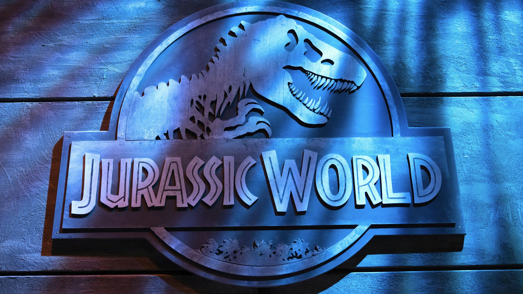 30 March 2023, North Rhine-Westphalia, Cologne: The logo of the exhibition can be seen in the exhibition "Jurassic World: The Exhibition" at the Odysseum.