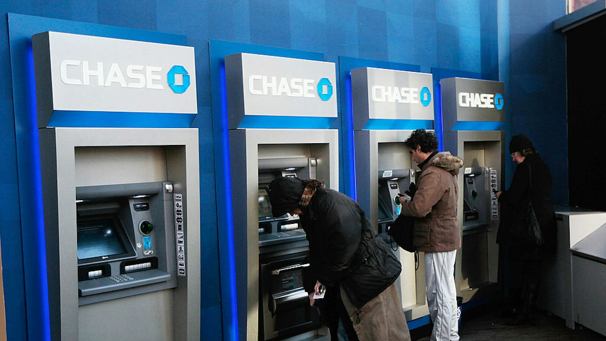 NEW YORK, NY - JANUARY 14: People use ATMs at a Chase branch bank January 14, 2011 in New York City. JPMorgan Chase, one of the nation's largest banks, reported $4.8 billion in income last quarter, a 47 percent jump, sending its stock higher.