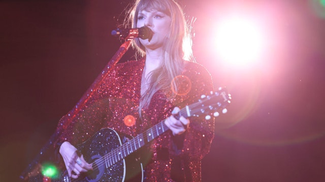 SAO PAULO, BRAZIL - NOVEMBER 24: (EDITORIAL USE ONLY. NO BOOK COVERS.) Taylor Swift performs onstage during "Taylor Swift | The Eras Tour" at Allianz Parque on November 24, 2023 in Sao Paulo, Brazil. (Photo by Buda Mendes/TAS23/Getty Images for TAS Rights Management )
