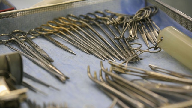 BIRMINGHAM, UNITED KINGDOM - JUNE 14: Surgeons at The Queen Elizabeth Hospital Birmingham conduct an operation on June 14, 2006 in Birmingham, England. Senior managers of the NHS have said that the organisation needs to become more open in the future.