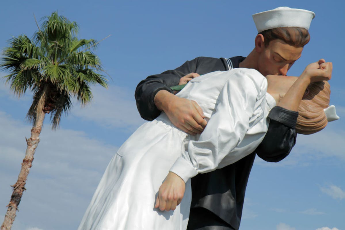 NextImg:Veterans Affairs Rescinds Memo Banning V-J Day Kiss Photo 
