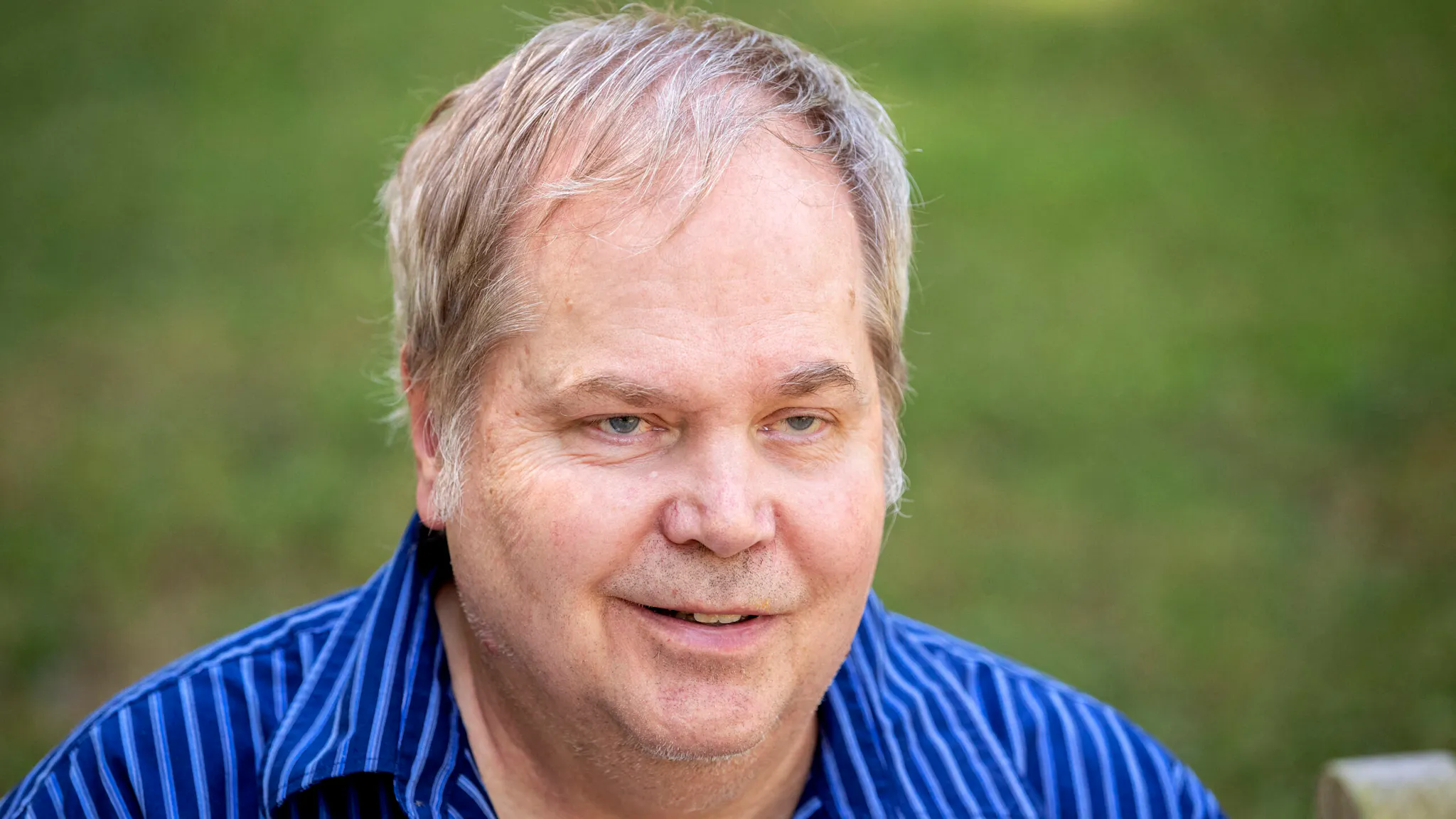 US-MUSIC-POLITICS-HINCKLEY John Hinckley Jr. sits for an interview in Williamsburg, Virginia, on September 14, 2022. - More than four decades after John Hinckley shot Ronald Reagan, the man who was acquitted of the crime on an insanity defense and subsequently hospitalized for 34 years is fully free. But the one thing he wants most after decades of treatments and years of conditional release still eludes him: a guitarist and songwriter, Hinckley longs to play a live concert.