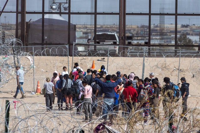 Hundreds of migrants are continuing to cross the border with Mexico despite the Texas National Guard's efforts to reinforce it and prevent irregular crossings.
