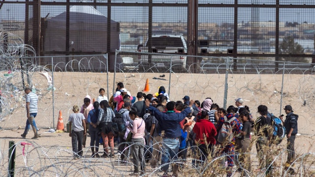 Hundreds of migrants are continuing to cross the border with Mexico despite the Texas National Guard's efforts to reinforce it and prevent irregular crossings.