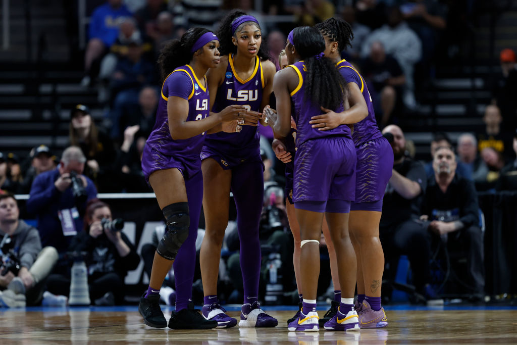 LSU Women’s Basketball Team loses in Elite 8, skipping National Anthem, contrasting Iowa Team holding hands on court