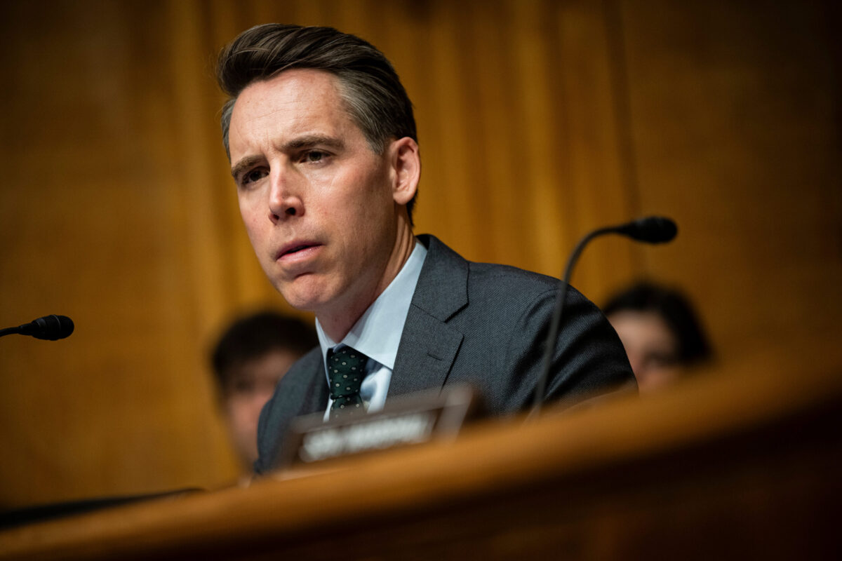 Hawley Urges Biden to Deploy National Guard for Jewish Student Protection